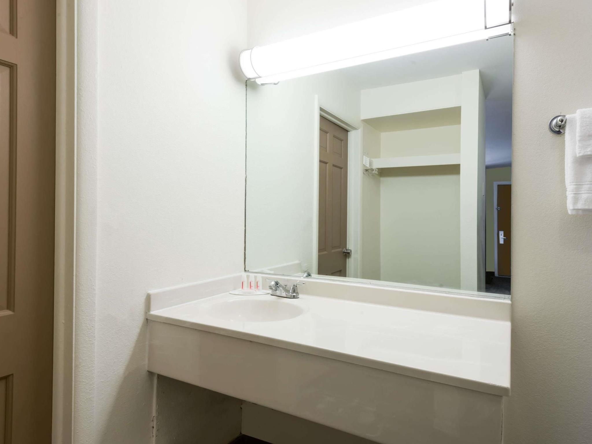 Deluxe Inn & Suites Junction City Buitenkant foto