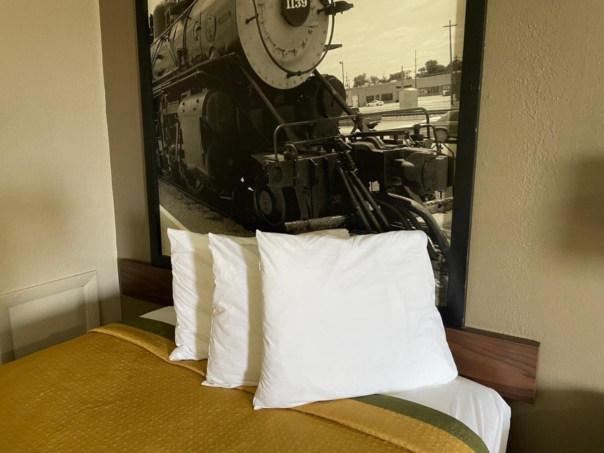 Deluxe Inn & Suites Junction City Buitenkant foto