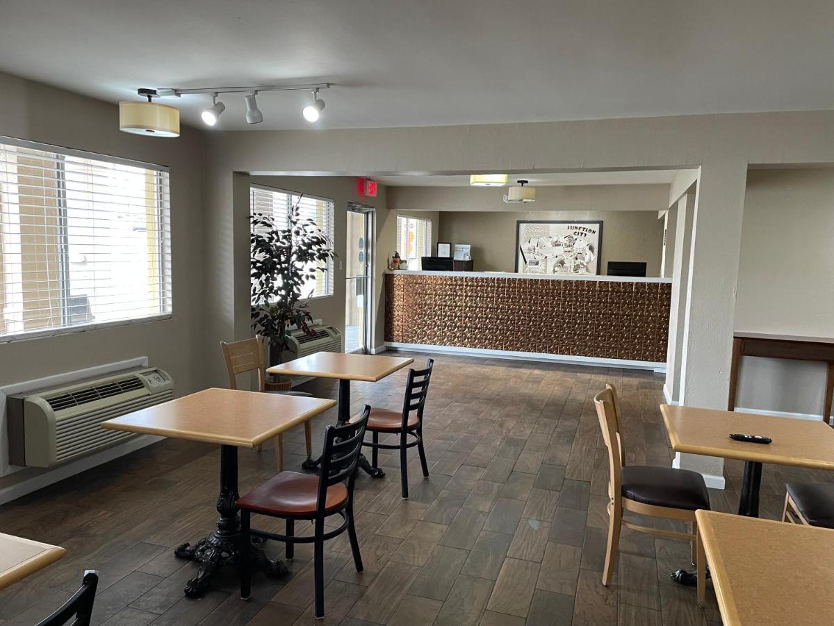 Deluxe Inn & Suites Junction City Buitenkant foto