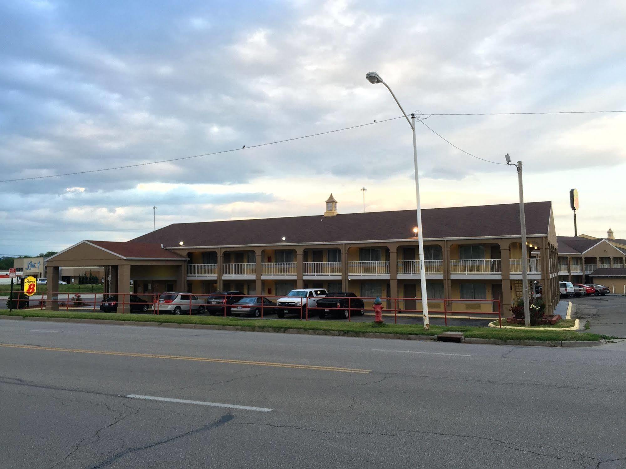 Deluxe Inn & Suites Junction City Buitenkant foto