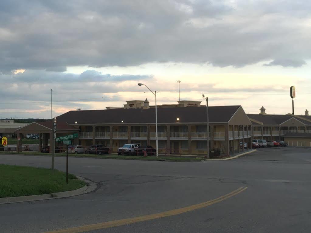 Deluxe Inn & Suites Junction City Buitenkant foto